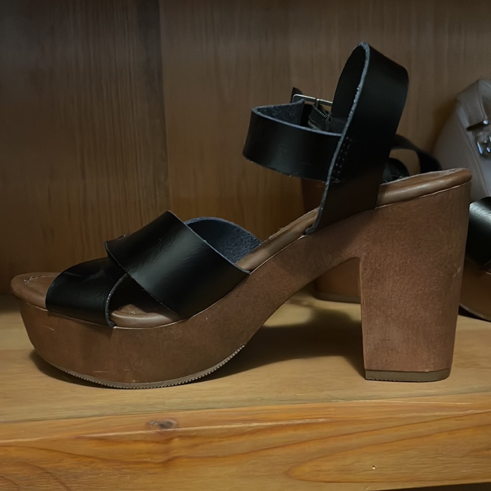 Black universal thread heel sandals